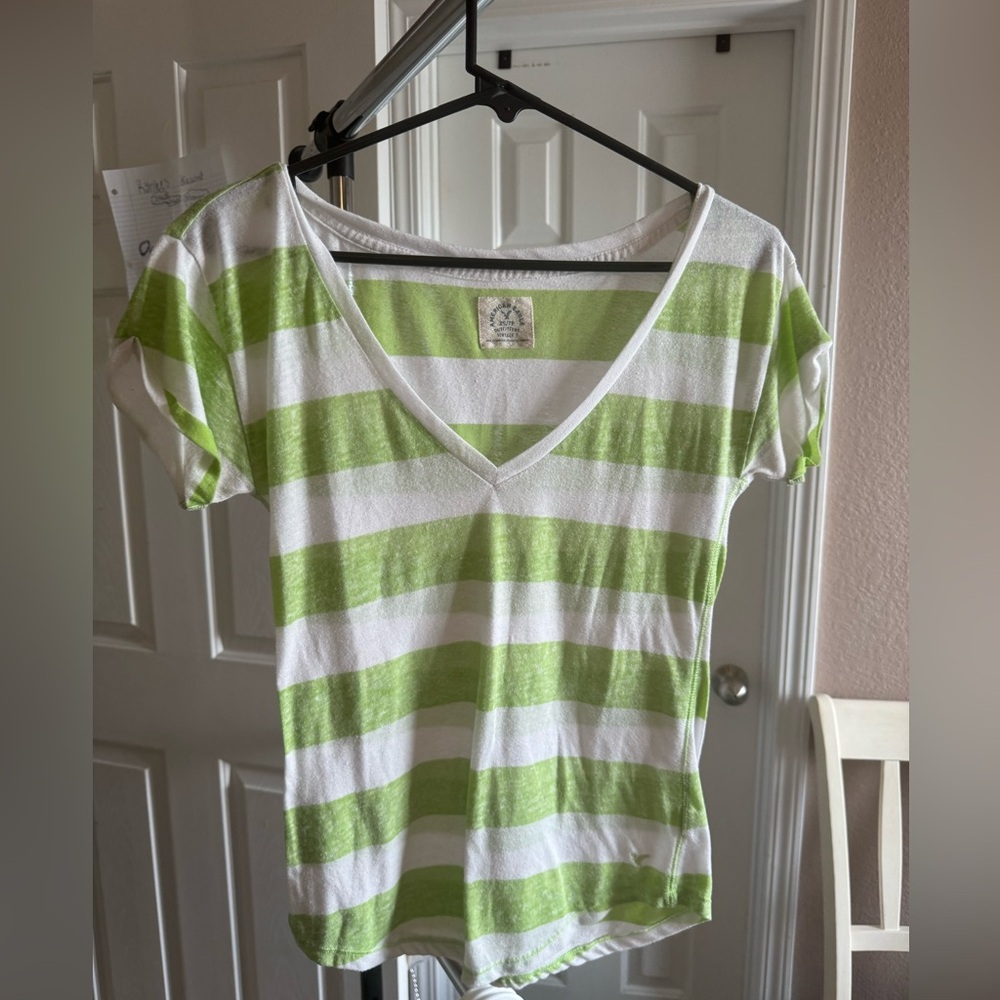 Excellent Condition!! American Eagle Women’s Shirt! Size XS.